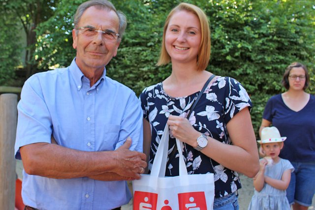 Foto © Jürgen Thoms - Aus der Serie: Hellweg-Kinderstätte e.V. -  Mehr als nur ein Sommerfest – Der   Vorsitzende des Stiftungsrates der Bürgerstiftung  Unna  Werner Overwaul und Frau Herlinghaus von der  Sparkasse Unna-Kamen

