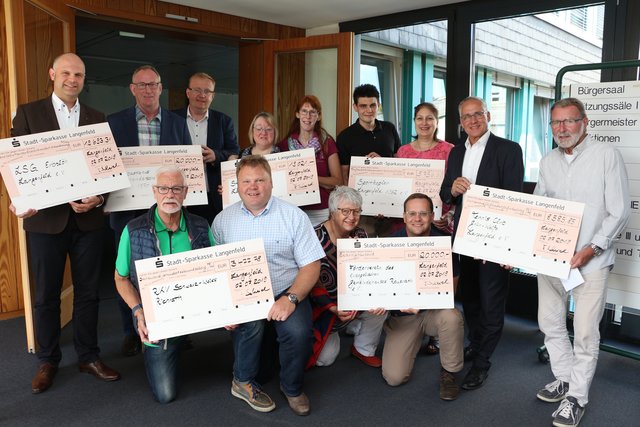 Sieben Langenfelder Vereine freuen sich über insgesamt Über 97.000 Euro Euro aus dem GesellschaftsfondPlus.
