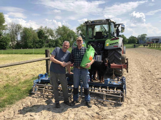 Landwirt Armin Fengler, Markus Jäschke und Hund Charlie vom Helenstein beim Aussähen.