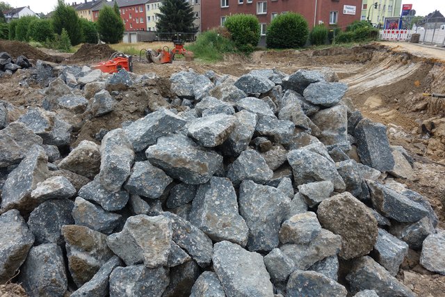Riesen-Betonbrocken unter der Erde in Frohnhausen - die anschließend vom Bagger gespalten, zermalmt werden. Der Architekt klärt auf zum Ersatzneubau Ev. Seniorenzentrum Möser-/Onckenstraße
