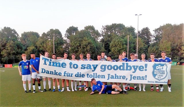 Die A-Junioren verabschiedeten sich von ihrem langjährigen Trainer Jens Erbslöh mit einem Plakat.
Foto: DJK Mintard