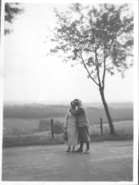 Dieser Kuss zweier Liebender im Mai 1934 auf einer Landstraße eignet sich zur Veranschaulichung vieler Liebeslieder. Foto: LWL-Volkskundearchiv/Tell