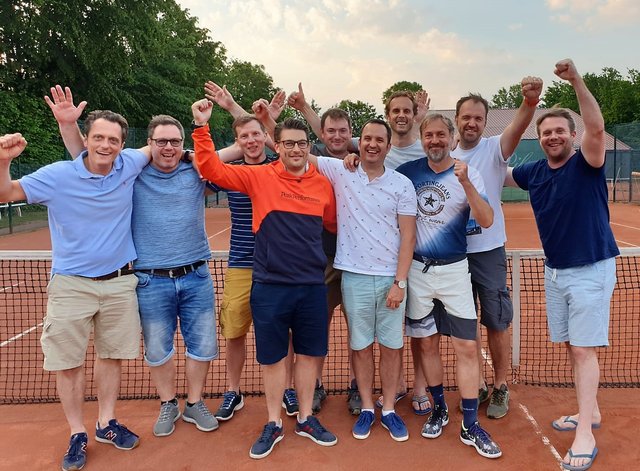 Die Herren 30 wurden souveräner Meister: Tobias Kirschbaum, Christian Schlarp, Daniel Kothen, Till Herberg, Dennis Schneider, André Hengst, Ui Schmiddem, Matthias Lachs, Mathias Cramer und Fabian Metz.
Foto: WTB
