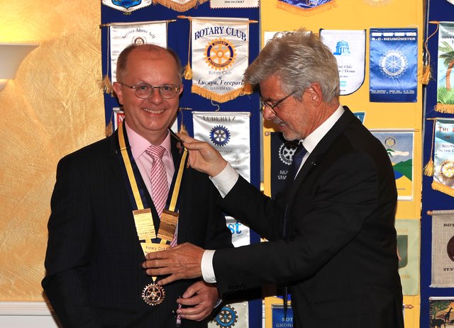 Der Rotary Club Haltern am See hat einen neuen Präsidenten: Beim Ämterwechsel in den Ratsstuben reichte Dr. Heinz Schwickert die Kette an Gerd Kopp weiter.