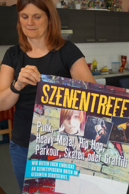Imke Arndt mit dem Plakat für den Szenetreff