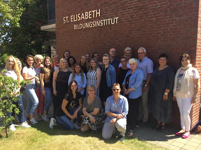 Sie haben den Praxisanleiterkurs erfolgreich absolviert: Stefanie Bietenbeck, Nathalie Cholewa-Kloß, Gabriella De Vittorio, Anna Fockenberg, Carina Galinski, Michael Jacob, Manuela Kalkstein, Jacqueline Kautzmann, Canan Kocagöz, Carolin Kuhn, Alessa Kunzmann, Anne Metzen, Jana Magda Popovic, Benita Schlegl, Joy Julia Schmitz, Lisa Senden, Ann-Kathrin Sendker, Stefanie Struckmeier, Tanja Willautzkat.