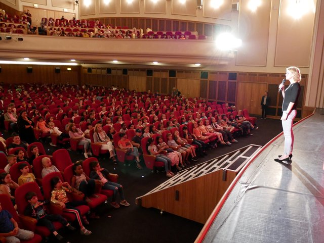 Franca Ruhwedel (Rotary Club Essen-Ruhr) begrüßte die 1.200 Schülerinnen und Schüler zur Matinee (Foto: Hendrik Rathmann)