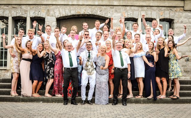 Bester Stimmung präsentiert sich der Hofstaat in Müschede.