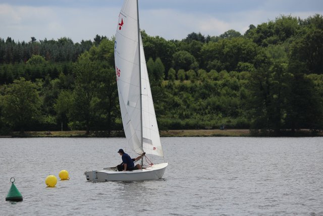 Was sich leicht anhört, rückwärts durch ein Tor segeln, erforderte viel Geschick und Bootsbeherrschung.  | Foto: Birgit Scheer