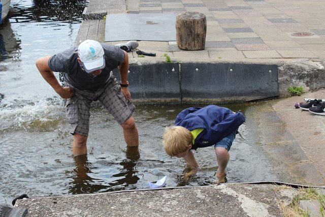 Voller Einsatz beim berührungslosen Antreiben der zuvor selbst konstruierten Papierboote bis ins Ziel.   | Foto: Birgit Scheer