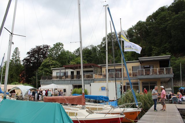 Gemeinsame Sommerparty am Steg zum gegenseitigen Kennenlernen und Reinschnuppern in die beiden benachbarten Vereine für alle Interessierten. | Foto: Birgit Scheer