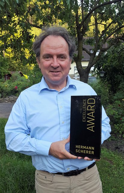 Stefan Kerzel in seinem Werdener Paradies mit dem begehrten Award. 
Foto: Henschke 
