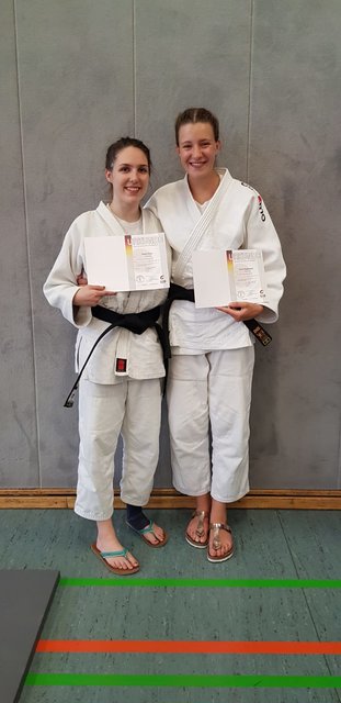 Alexa Kala (li.) und Kyra Najdowski (re.) vom Judo-Team Holten haben ihre Prüfung zum ersten Dan erfolgreich bestanden und sind fortan berechtigt, den schwarzen Gürtel zu tragen. (Foto: Judo-Team Holten)