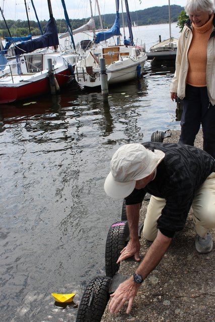 Mit viel Erfahrung und Sorgfalt konstruierte Papierboote segelten ohne Probleme vom Start bis ins Ziel. | Foto: Birgit Scheer