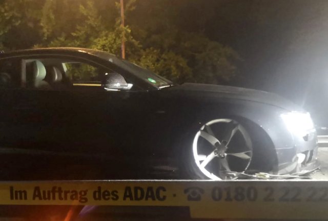 Ein zurzeit noch unbekannter Fahrzeugführer befuhr am späten Samstagabend (6. Juli) gegen 23.41 Uhr mit seinem schwarzen Audi A5 die Hervester Straße in Richtung Wulfen. In Höhe der Einmündung 'Im Wauert' fuhr der schwarze Audi nach Zeugenangaben über eine Verkehrsmittelinsel.