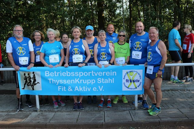 vor dem 5km-Start:
Hermann Pfeiffer, Erika Roeske, Marina Basner, Silke Strauß, Edith Peters, Ludger Marquardt, Renate Klesse, Anton Blaj, Inge Brüggemann, Norbert Toszkowski und Wolfgang Roeske