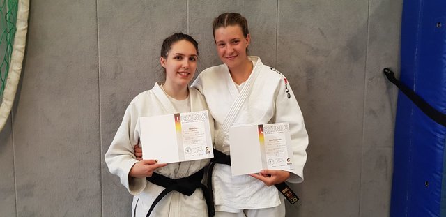 Alexa Kala (li.) und Kyra Najdowski (re.) vom Judo-Team Holten freuen sich nach Monaten der intensiven Vorbereitung über die bestandene Prüfung zum 1. Dan. (Foto: Judo-Team Holten)