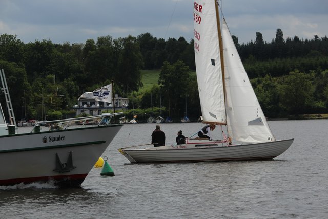 Rückwärts segeln, eine Aufgabe, die auch von den Mannschaften auf den größeren teilnehmenden Booten souverän durch gute Teamarbeit gelöst wurde.  | Foto: Birgit Scheer