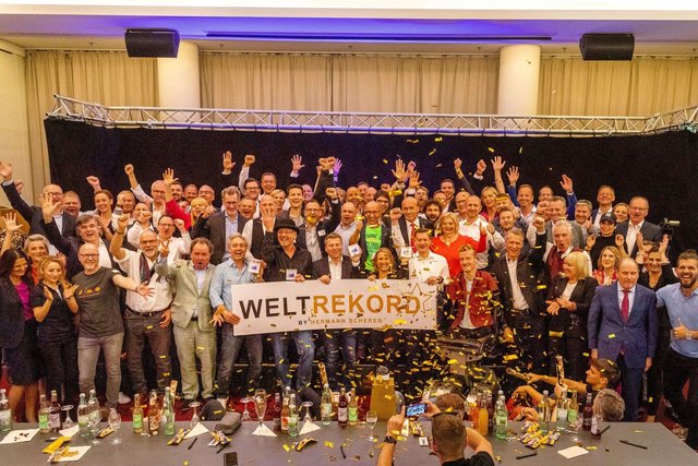 Zusammen mit 66 anderen Profirednern holte Stefan Kerzel in Stuttgart den Weltrekord.
Foto: privat