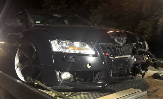 Ein zurzeit noch unbekannter Fahrzeugführer befuhr am späten Samstagabend (6. Juli) gegen 23.41 Uhr mit seinem schwarzen Audi A5 die Hervester Straße in Richtung Wulfen. In Höhe der Einmündung 'Im Wauert' fuhr der schwarze Audi nach Zeugenangaben über eine Verkehrsmittelinsel.