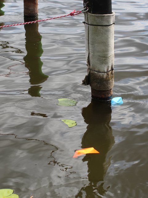Nicht alle Papierboote schafften es unbeschadet bis ins Ziel. | Foto: Birgit Scheer