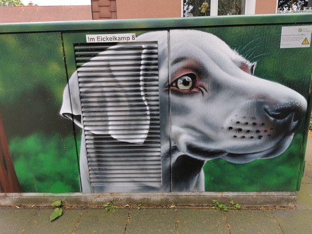 Wenig Farben, aber eine tolle Wirkung. Ich mag Hunde. An diesem Kasten gehen täglich bestimmt viele Hunde mit ihren Besitzern vorbei.