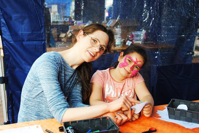 Am Stand des VKJ-Teams "Jugend & Kultur" bastelte Sozialarbeiterin Ann-Christin Vitzthum (l.) Buttons mit den kleinen Kinderfest-Besuchern. Foto: VKJ