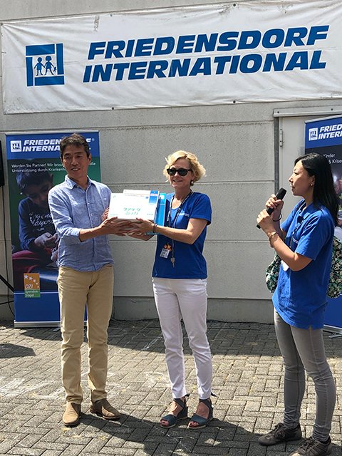 Spendenübergabe der Firma Nichiban an Friedensdorf International.