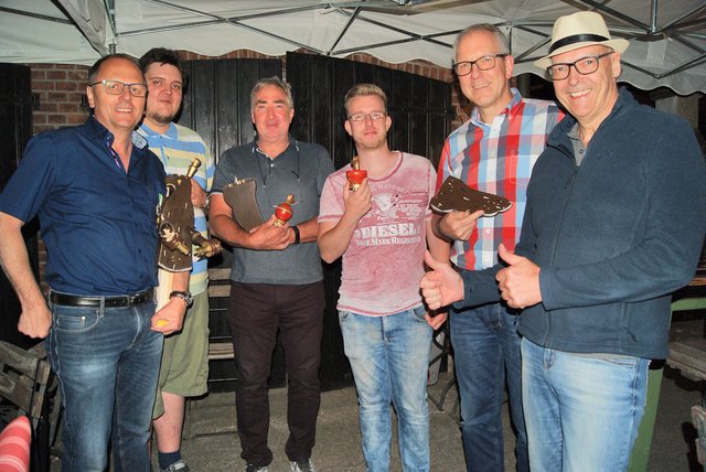 Spannendes Schießen: Nach 301 Schuss konnte sich Christoph Schwan (links) den Titel des Tageskönigs sichern. Seine Vereinskameraden Detlev Lennert, Anthony Alfen, Marcel Steinadler und Christoph Bügel freuten sich über Insignien und Flügel. Foto: SVR