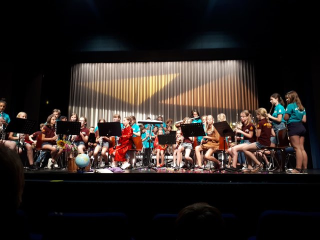 Ein tolles Konzert gaben kürzlich die fast 60 Schülerinnen und Schüler der beiden Bläserklassen des Andreas-Vesalius-Gymnasiums im Bühnenhaus Wesel.