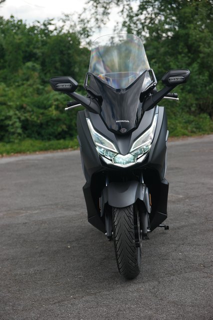 Aktueller, mit neuester Technologie ausgestatteter Motorroller der 125cm³ Klasse  -Honda Forza-  | Foto: Uli Rabenort