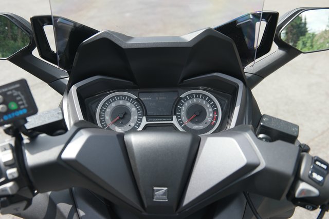 Aktueller, mit neuester Technologie ausgestatteter Motorroller der 125cm³ Klasse  -Honda Forza-  | Foto: Uli Rabenort