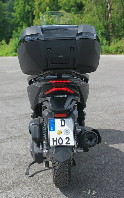 Aktueller, mit neuester Technologie ausgestatteter Motorroller der 125cm³ Klasse  -Honda Forza-  | Foto: Uli Rabenort