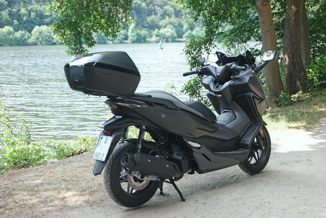 Aktueller, mit neuester Technologie ausgestatteter Motorroller der 125cm³ Klasse  -Honda Forza-  | Foto: Uli Rabenort