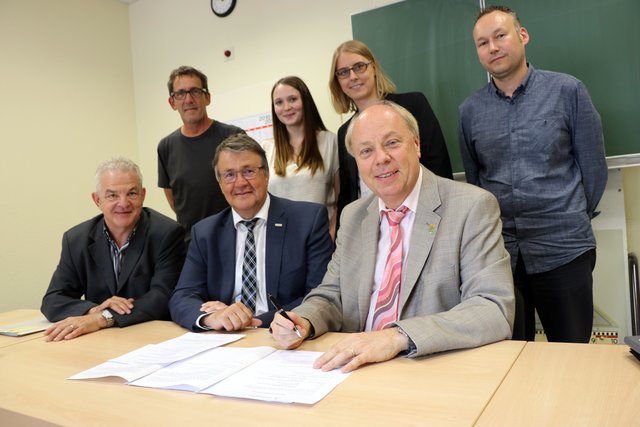 Unterzeichneten den Vertrag: Gerd Lambertz (Jugendwerkstatt), Janina Kobe und Kerstin Lingg (Vivawest), Patrick Dülge (Jugendwerkstatt), Volker Hülsmann (FB Kinder, Jugend und Familie), Uwe Goemann (Stiftung Vivawest) und der Erste Beigeordnete Georg Möllers.