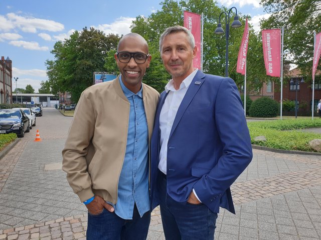 Amiaz Habtu, der als Moderator auch zwischen den Workshops und Vorträgen für Unterhaltung sorgte, mit Andreas Tracz, Vize Präsident der IHK zu Dortmund und IT-Unternehmer aus Unna auf der Veranstaltung „Handwerk Digital“.