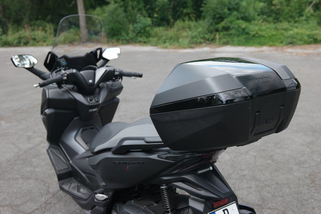 Aktueller, mit neuester Technologie ausgestatteter Motorroller der 125cm³ Klasse  -Honda Forza-  | Foto: Uli Rabenort