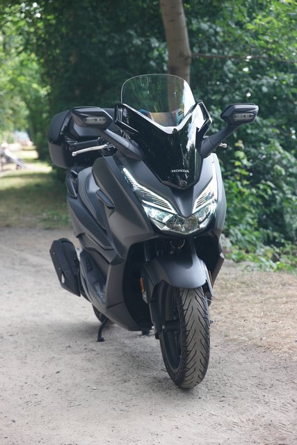 Aktueller, mit neuester Technologie ausgestatteter Motorroller der 125cm³ Klasse  -Honda Forza-  | Foto: Uli Rabenort
