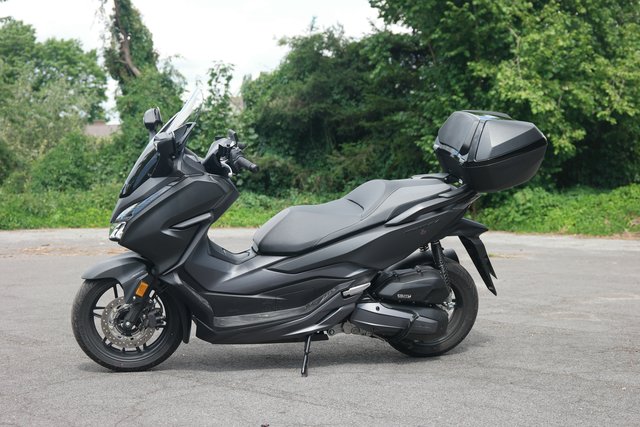 Aktueller, mit neuester Technologie ausgestatteter Motorroller der 125cm³ Klasse  -Honda Forza-  | Foto: Uli Rabenort