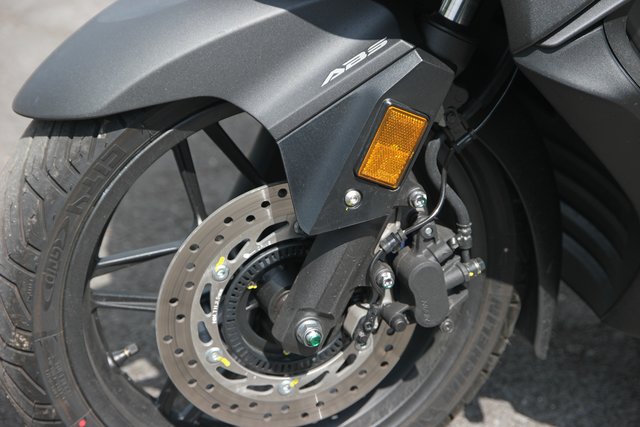 Aktueller, mit neuester Technologie ausgestatteter Motorroller der 125cm³ Klasse  -Honda Forza-  | Foto: Uli Rabenort