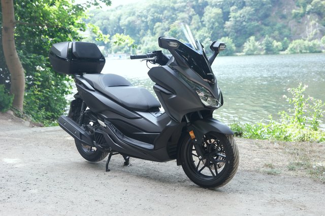 Aktueller, mit neuester Technologie ausgestatteter Motorroller der 125cm³ Klasse  -Honda Forza-  | Foto: Uli Rabenort