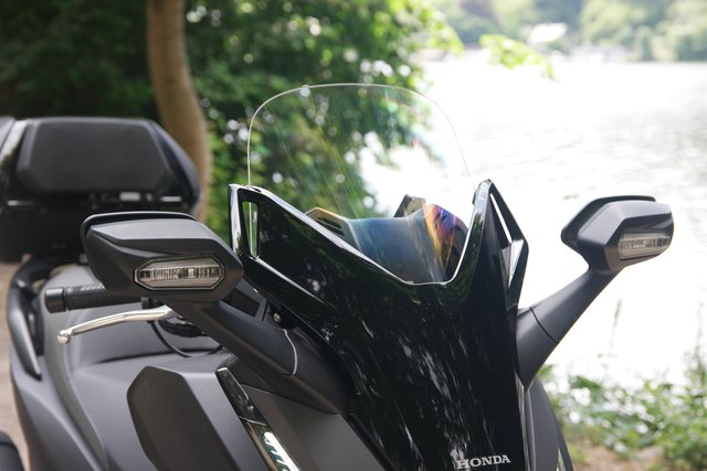 Aktueller, mit neuester Technologie ausgestatteter Motorroller der 125cm³ Klasse  -Honda Forza-  | Foto: Uli Rabenort