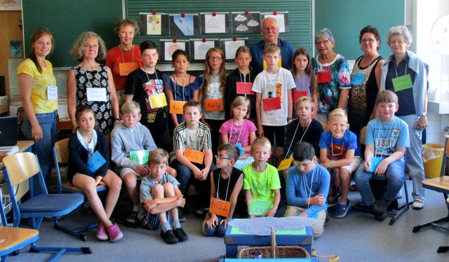 Die Klasse 3a der Grundschule in Flaesheim beschäftigt sich mit dem Thema Sterben, Tod und Trauer. Lehrerin Martina Czylwik und die ehrenamtlich Tätigen Doris Thiele, Christiane Oldemeyer, Ingrid Görg, Gerhild Krüger, Josef Matzner, Verena Cornelius freuten sich über eine intensive und gelungene Woche.