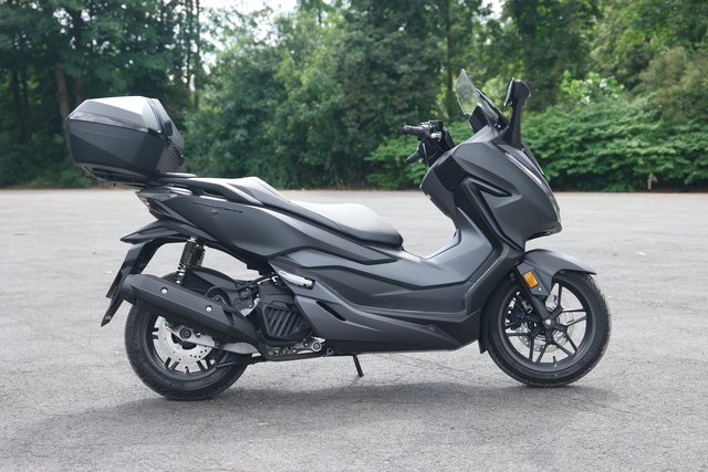 Aktueller, mit neuester Technologie ausgestatteter Motorroller der 125cm³ Klasse  -Honda Forza-  | Foto: Uli Rabenort