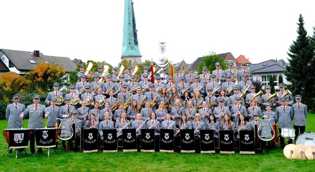 Die Delbrücker Stadtkapelle sorgt beim Schützenfest in Richrath mit Marschmusik bis Rock für gute Unterhaltung.