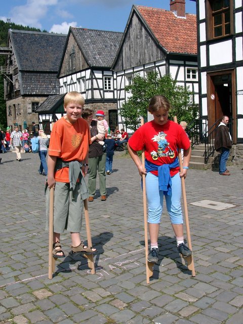Endlich Zeit für Spiel und Spaß. Auch für die Kids, die nicht auf große Reise gehen, gibt es viel zu entdecken. Gleich zum Auftakt der Sommerferien lädt das Freilichtmuseum Hagen zum großen Kinderfest ein. Am kommenden Sonntag, 14. Juli, heißt es von 12 bis 17 Uhr "Mitmachen und Ausprobieren". ^Foto: LWL