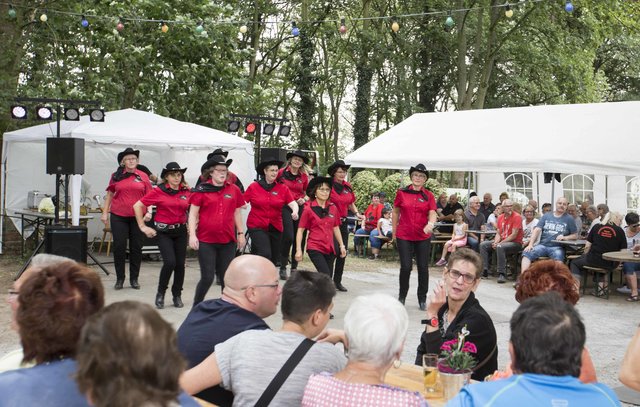 Country-Feeling pur versprühten die Mitglieder des Clubs Line Dance Wally.