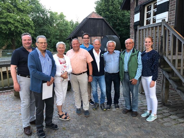 Ehrungen und Neuwahlen standen bei der Mitgliederversammlung der CDU Sythen auf der Tagesordnung. Von links nach rechts: Bürgermeister Bodo Klimpel, Hermann Tomalla, Bärbel Farwick, Josef Hovenjürgen, Hendrik Griesbach, Willy Dreckmann, Bernd Ostrowski, Albert Seine , A. Seifert.