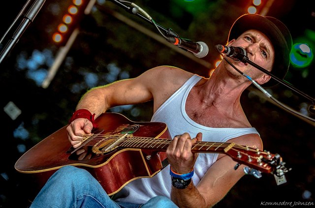 Markus Wallach zelebriert zum Auftakt heute die Wurzeln des Rock 'n' Roll. Foto: Kommodore Johnsen