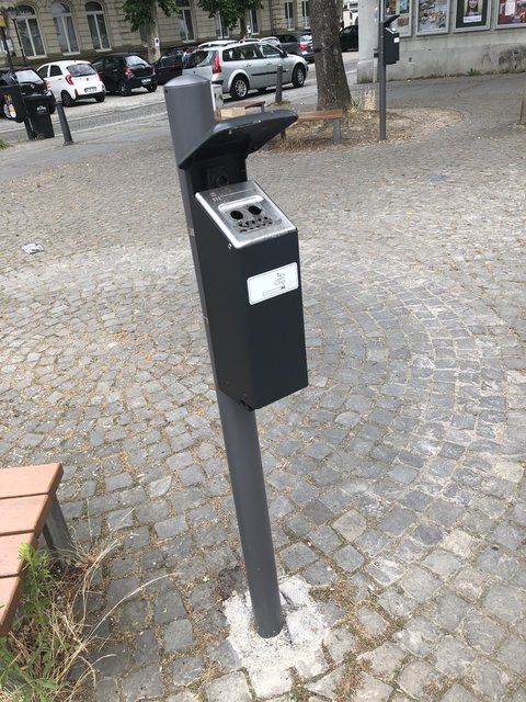 Aschenbecher am Märchenbrunnen.